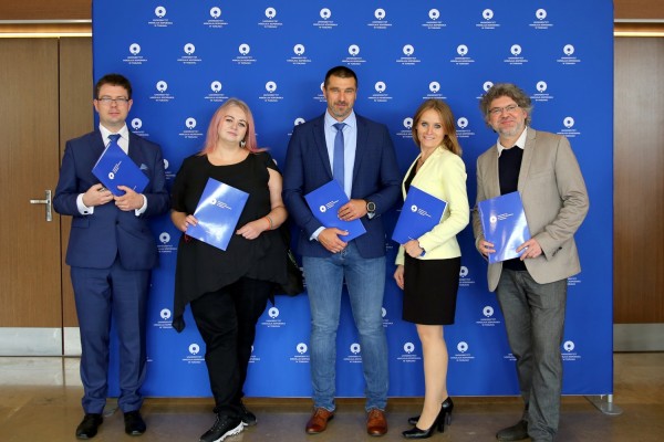 Wręczenie nagród JM Rektora UMK w fouer Auli UMK (26.09.2019) [fot. Anna Bielawiec-Osińska]